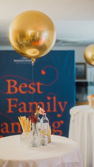 Festlich dekorierte Stehtische.