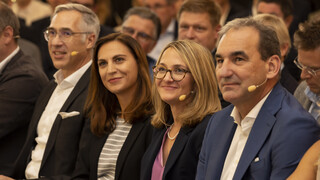 Christopher Schneider, Elisabeth Kastler, Daniela Scherrer (alle vom Bankhaus Spänlger) und Wolfgang Hillebrand (Hillebrand Bau) sitzen im Publikum und lächeln.