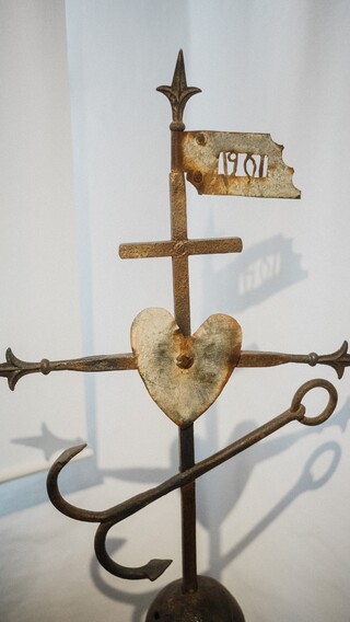 Ein metallenes Kunstwerk.