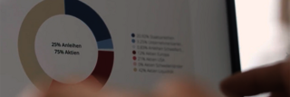 Laptop mit farbigem Kreisdiagramm, lesbar ist "25 % Anleihen, 75 % Aktien"