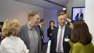 Zwei Männer und zwei Frauen unterhalten sich angeregt.