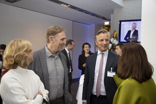 Zwei Männer und zwei Frauen unterhalten sich angeregt.