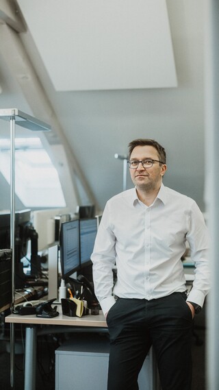 Ein Mann steht in einem Büro. 