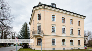 Freistehendes historisches Gebäude mit hellgelber Fassade.