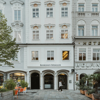 Eine Reihe schmaler historischer Gebäude.