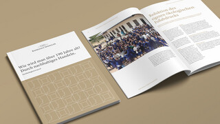 Unternehmensbroschüre des Bankhaus Spängler, 1x geschlossen, nebenbei aufgeblättert. Titel: "Wie wird man über 190 Jahre alt? Durch nachhaltiges Handeln." Untertitel: "Nachhaltigkeitsexposé".