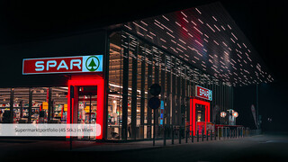 Modernes beleuchtetes Gebäude in der Dunkelheit mit der Aufschrift "Spar".