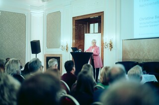 Christine Bauer-Jelinek, Wirtschaftscoach und Autorin, hält eine Rede vor einem Publikum im Rahmen des Forums Familienunternehmen 2024.