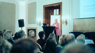 Christine Bauer-Jelinek, Wirtschaftscoach und Autorin, hält eine Rede vor einem Publikum im Rahmen des Forums Familienunternehmen 2024.