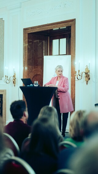 Christine Bauer-Jelinek, Wirtschaftscoach und Autorin, hält eine Rede vor einem Publikum im Rahmen des Forums Familienunternehmen 2024.