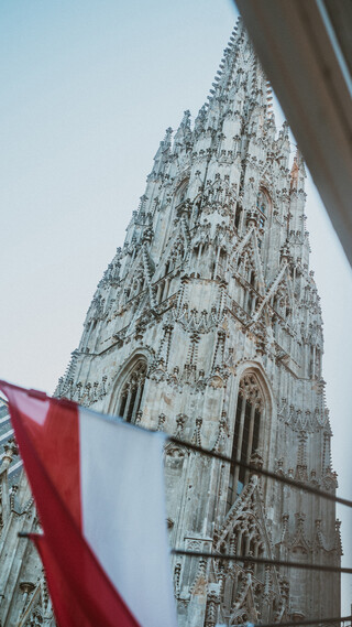Ein historischer Kirchturm ragt in den Himmel.