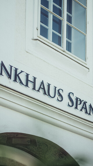 Die Fassade eines historischen Gebäudes trägt die Aufschrift "Bankhaus Spängler".