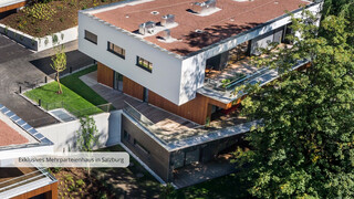 Modernes Einfamilienhaus mit Garten aus der Vogelperspektive.