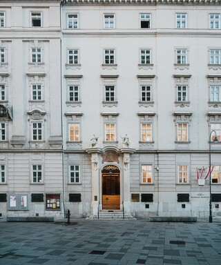 Fassade eines großen historischen Gebäudes.