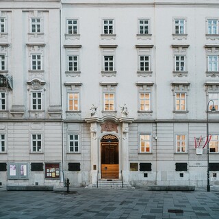 Fassade eines großen historischen Gebäudes.
