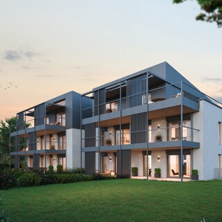 Ein modernes Mehrfamilienhaus mit Garten in der Abenddämmerung.