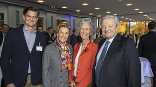 2 Frauen und 2 Männer lächeln in die Kamera.