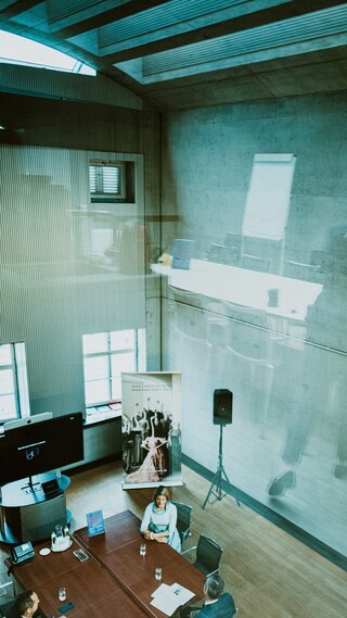 Blick von oben auf ein hohes modernes Besprechungszimmer.