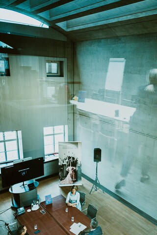 Blick von oben auf ein hohes modernes Besprechungszimmer.