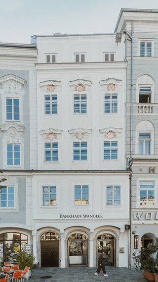 Eine Reihe schmaler historischer Häuser.