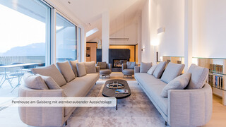 Moderner offener Wohnbereich mit raumhohen Fenstern.