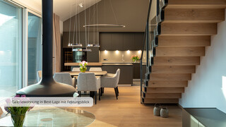 Moderner offener Wohnbereich mit raumhohen Fenstern.