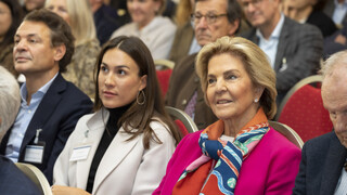 Philipp, Pia und Eva Spängler sitzen im Publikum und hören aufmerksam zu