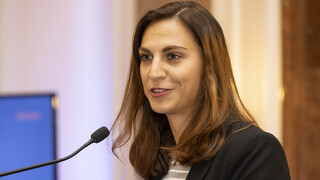 Elisabeth Kastler vom Bankhaus Spängler spricht ins Mikrofon 