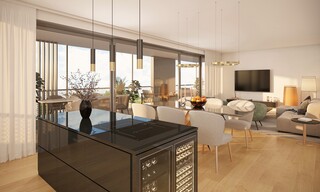 Ein moderner offener Wohnbereich mit raumhohen Fenstern.