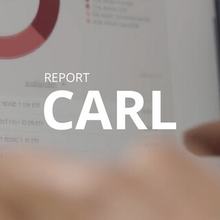 Laptop mit eingeblendeter Folie mit der Aufschrift "Report CARL"