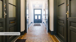 Historischer Gang mit Blick auf die Eingangstür.