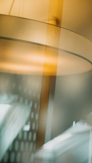 In einem Raum hängt ein orangefarbenes Licht.